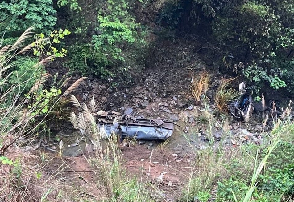 Xe bồn rơi xuống vực s&acirc;u 100 m khiến t&agrave;i xế tử vong tại Sơn La - Ảnh 1.