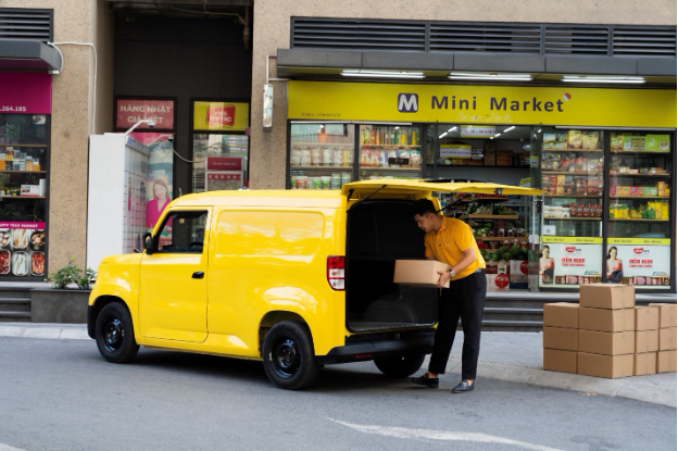 Tiểu thương chấm điểm 10 cho VinFast EC Van v&igrave; xe gọn, th&ugrave;ng rộng, chạy cả ng&agrave;y kh&ocirc;ng tốn tiền nhi&ecirc;n liệu - Ảnh 1.