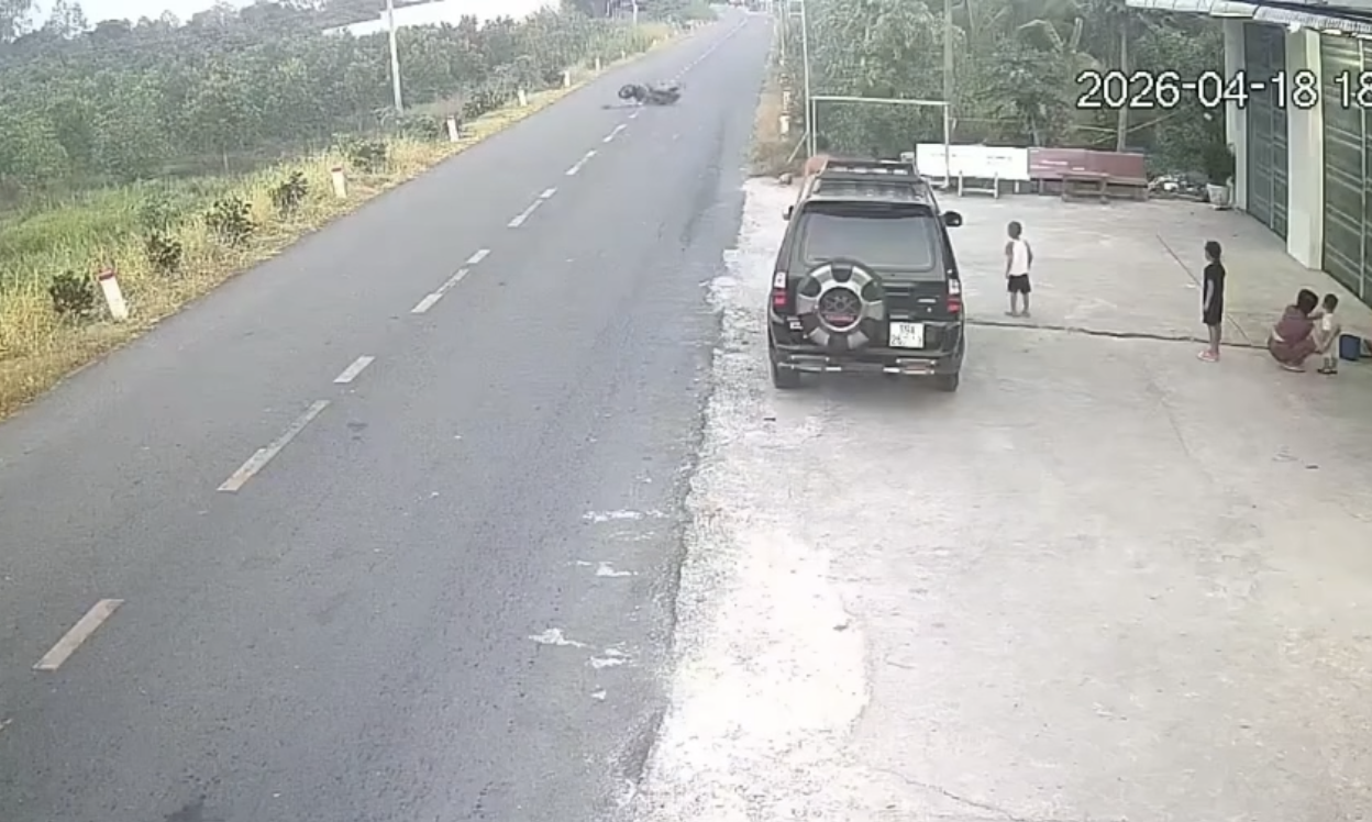 Tai nạn thương t&acirc;m do quả b&oacute;ng lăn ra đường khiến người đi xe m&aacute;y tử vong tại Vĩnh Long - Ảnh 1.