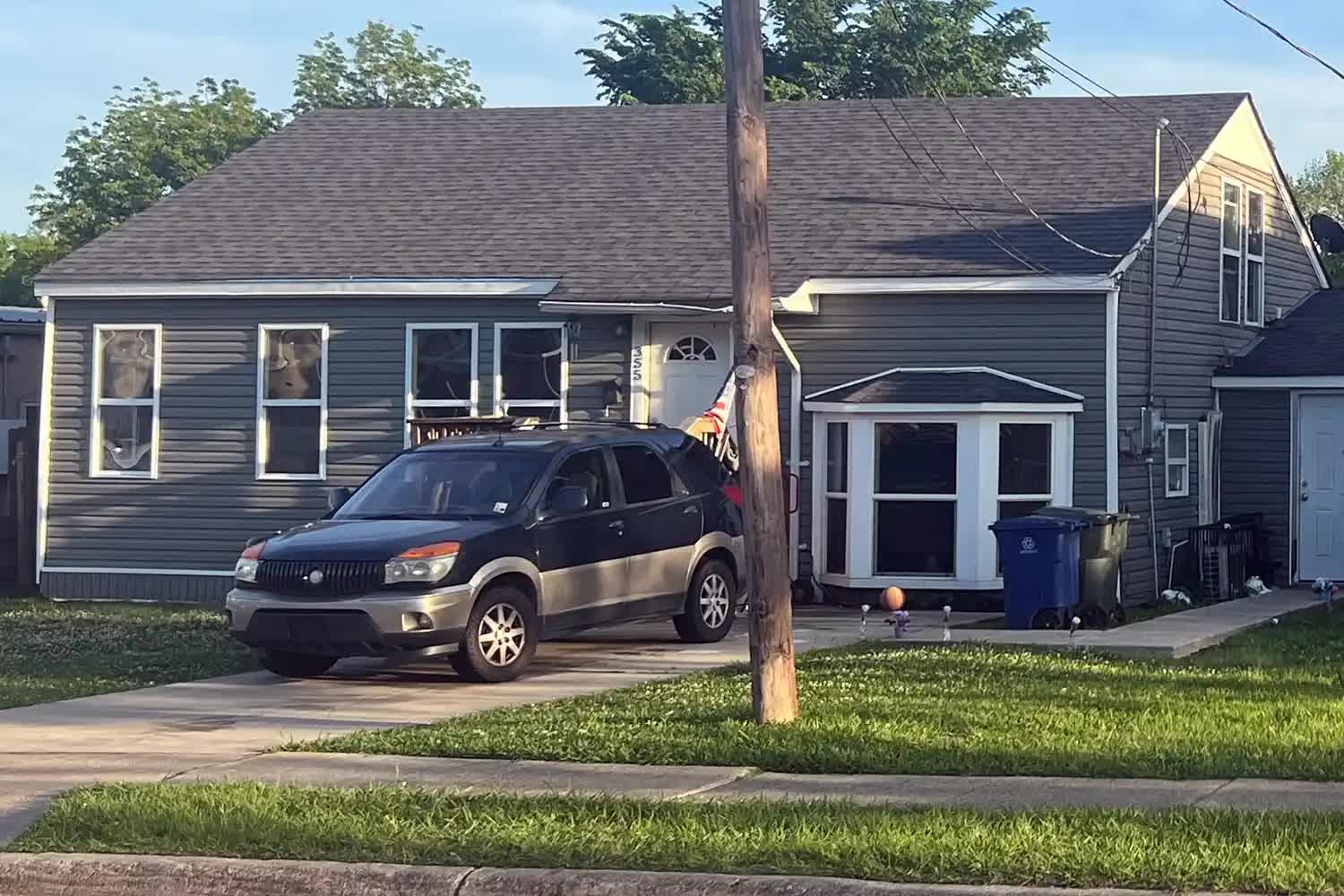 Cảnh s&aacute;t ph&aacute;t hiện m&aacute;u v&agrave; thi thể tại ng&ocirc;i nh&agrave; 8 trẻ em bị s&aacute;t hại ở Shreveport - Ảnh 1.