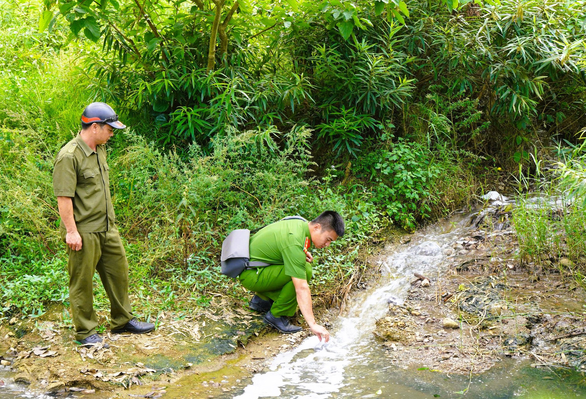 C05 Bộ C&ocirc;ng an v&agrave;o cuộc vụ nước giếng khoan nh&agrave; d&acirc;n đổi m&agrave;u t&iacute;m bất thường - Ảnh 2.