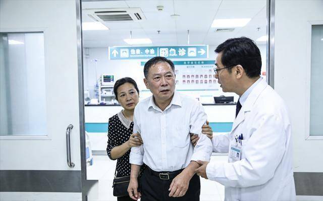 Người đàn ông 57 tuổi vào cấp cứu lúc nửa đêm, bác sĩ lắc đầu: 