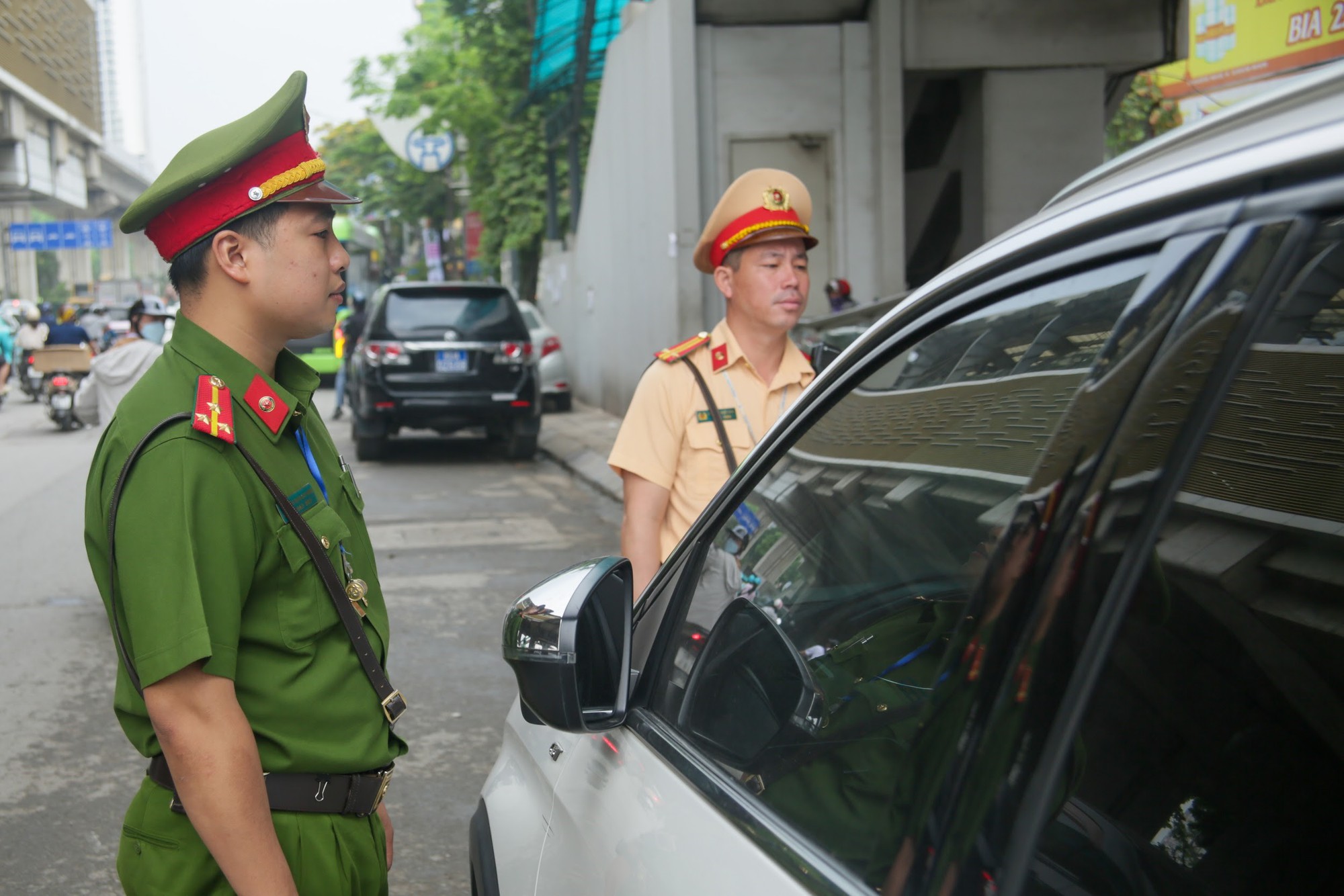 CSGT H&agrave; Nội sử dụng thiết bị đặc biệt xử l&yacute; vi phạm dừng đỗ xe năm 2026 - Ảnh 2.