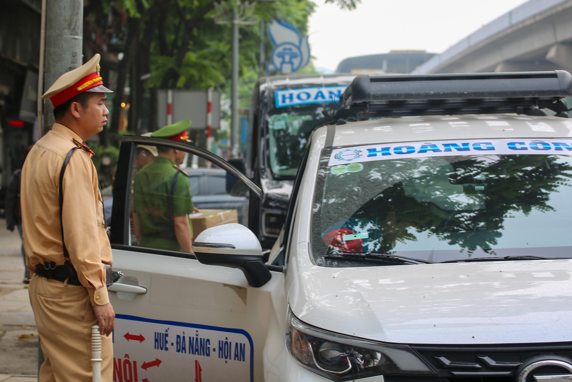 CSGT H&agrave; Nội sử dụng thiết bị đặc biệt xử l&yacute; vi phạm dừng đỗ xe năm 2026 - Ảnh 5.