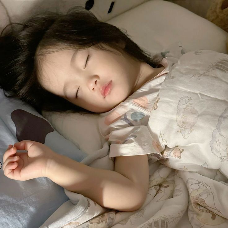 Tư thế ngủ của trẻ sơ sinh c&oacute; nhiều điều cần lưu &yacute;: Nằm kiểu n&agrave;y l&agrave; rủi ro nhất - Ảnh 2.