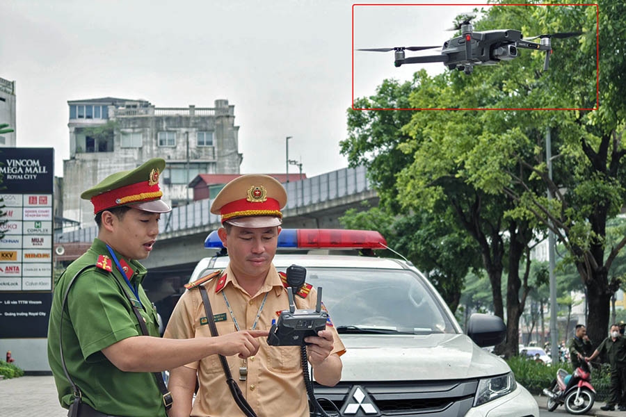 CSGT H&agrave; Nội sử dụng thiết bị đặc biệt xử l&yacute; vi phạm dừng đỗ xe năm 2026 - Ảnh 3.