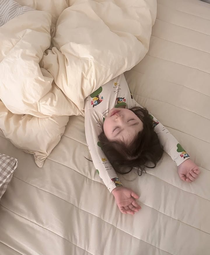 Tư thế ngủ của trẻ sơ sinh c&oacute; nhiều điều cần lưu &yacute;: Nằm kiểu n&agrave;y l&agrave; rủi ro nhất - Ảnh 3.