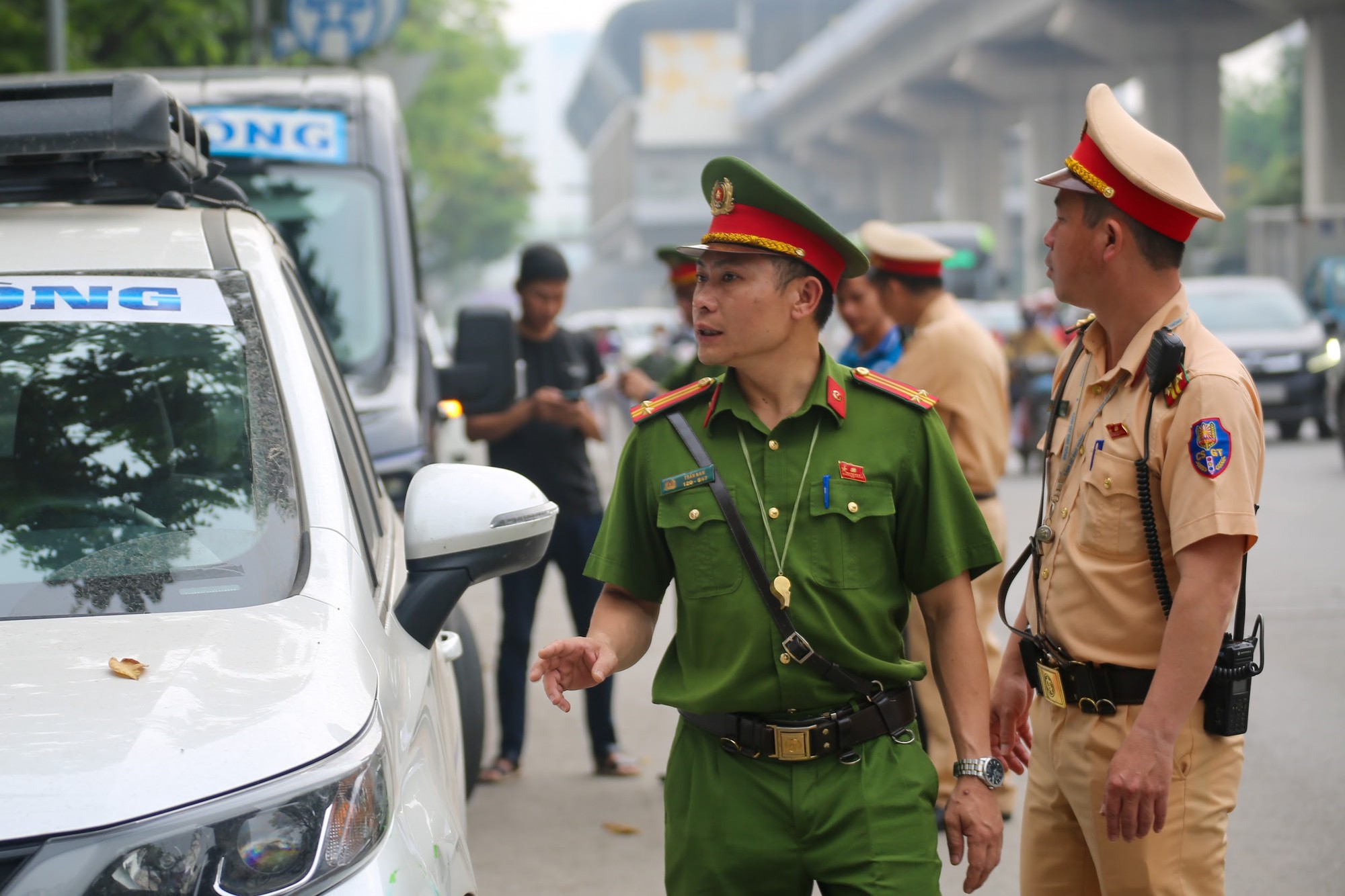 CSGT H&agrave; Nội sử dụng thiết bị đặc biệt xử l&yacute; vi phạm dừng đỗ xe năm 2026 - Ảnh 1.