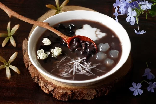 Trời nắng n&oacute;ng, đậu đen bỗng th&agrave;nh &ldquo;thần dược&rdquo;: Hỗ trợ 4 bệnh m&atilde;n t&iacute;nh ai cũng n&ecirc;n biết - Ảnh 2.