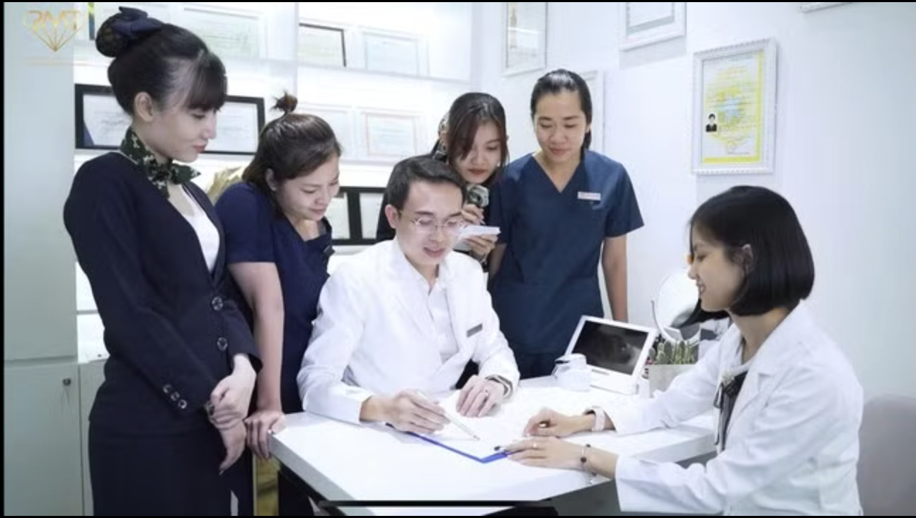 B&aacute;c sĩ thẩm mỹ tố ca sĩ Trung Qu&acirc;n h&agrave;nh hung vợ m&igrave;nh: Vụ việc g&acirc;y x&ocirc;n xao - Ảnh 3.