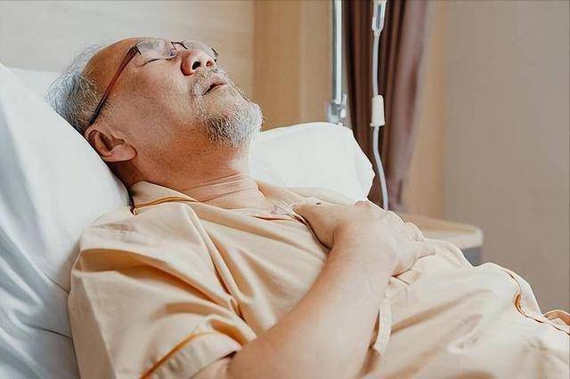 Người đàn ông 57 tuổi vào cấp cứu lúc nửa đêm, bác sĩ lắc đầu: 