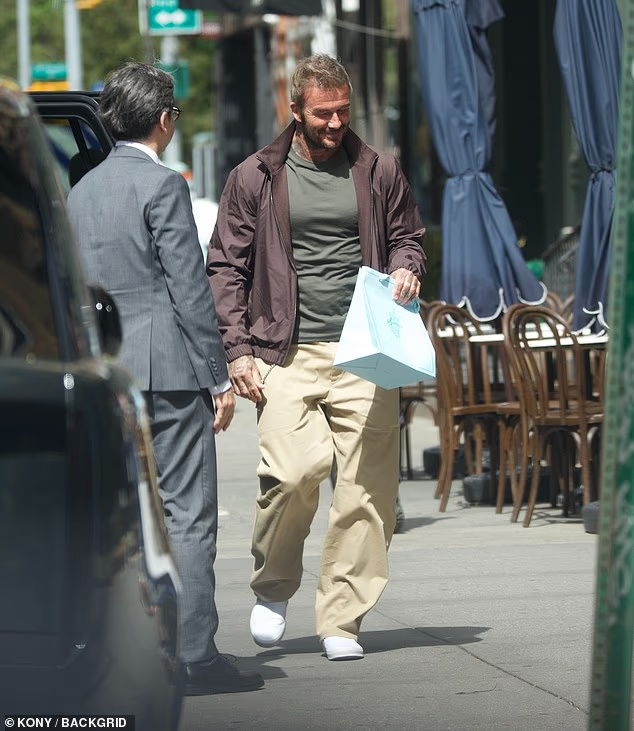 David Beckham v&agrave; con g&aacute;i Harper dạo phố New York: Khoảnh khắc t&igrave;nh cảm 2026 - Ảnh 3.