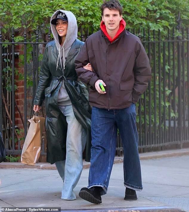 David Beckham v&agrave; con g&aacute;i Harper dạo phố New York: Khoảnh khắc t&igrave;nh cảm 2026 - Ảnh 4.