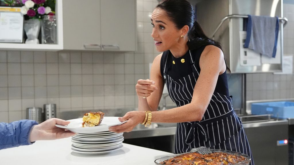Meghan Markle tại MasterChef &Uacute;c: Th&aacute;i độ bất ngờ khi tắt m&aacute;y quay - Ảnh 1.