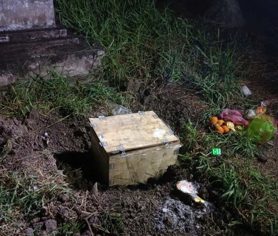 B&agrave;ng ho&agrave;ng ph&aacute;t hiện thi thể b&eacute; trai sơ sinh trong th&ugrave;ng gỗ - Ảnh 1.