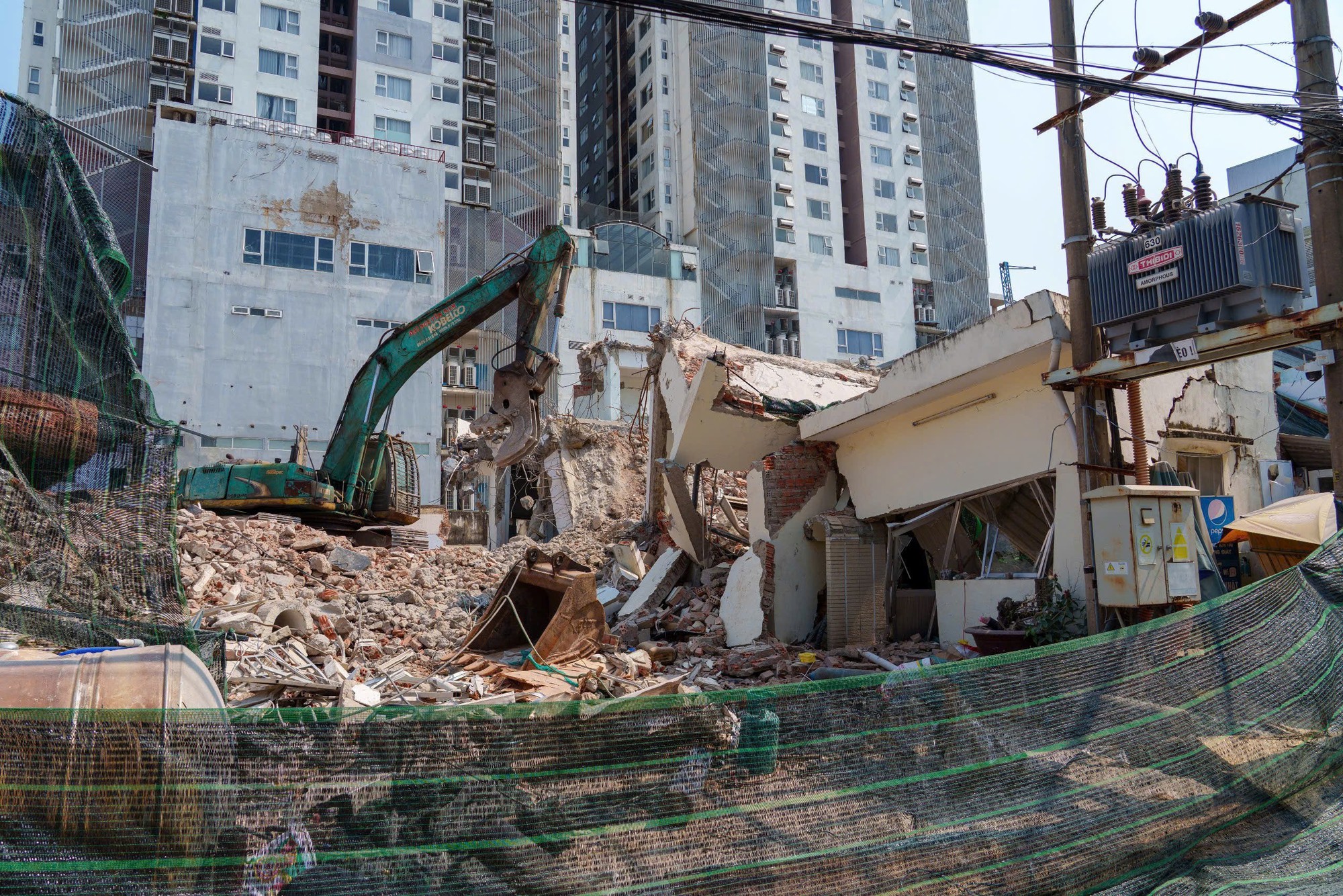 C&ocirc;ng an điều tra vụ th&aacute;o dỡ c&ocirc;ng tr&igrave;nh l&agrave;m sập nh&agrave; d&acirc;n ở Đ&agrave; Nẵng - Ảnh 1.