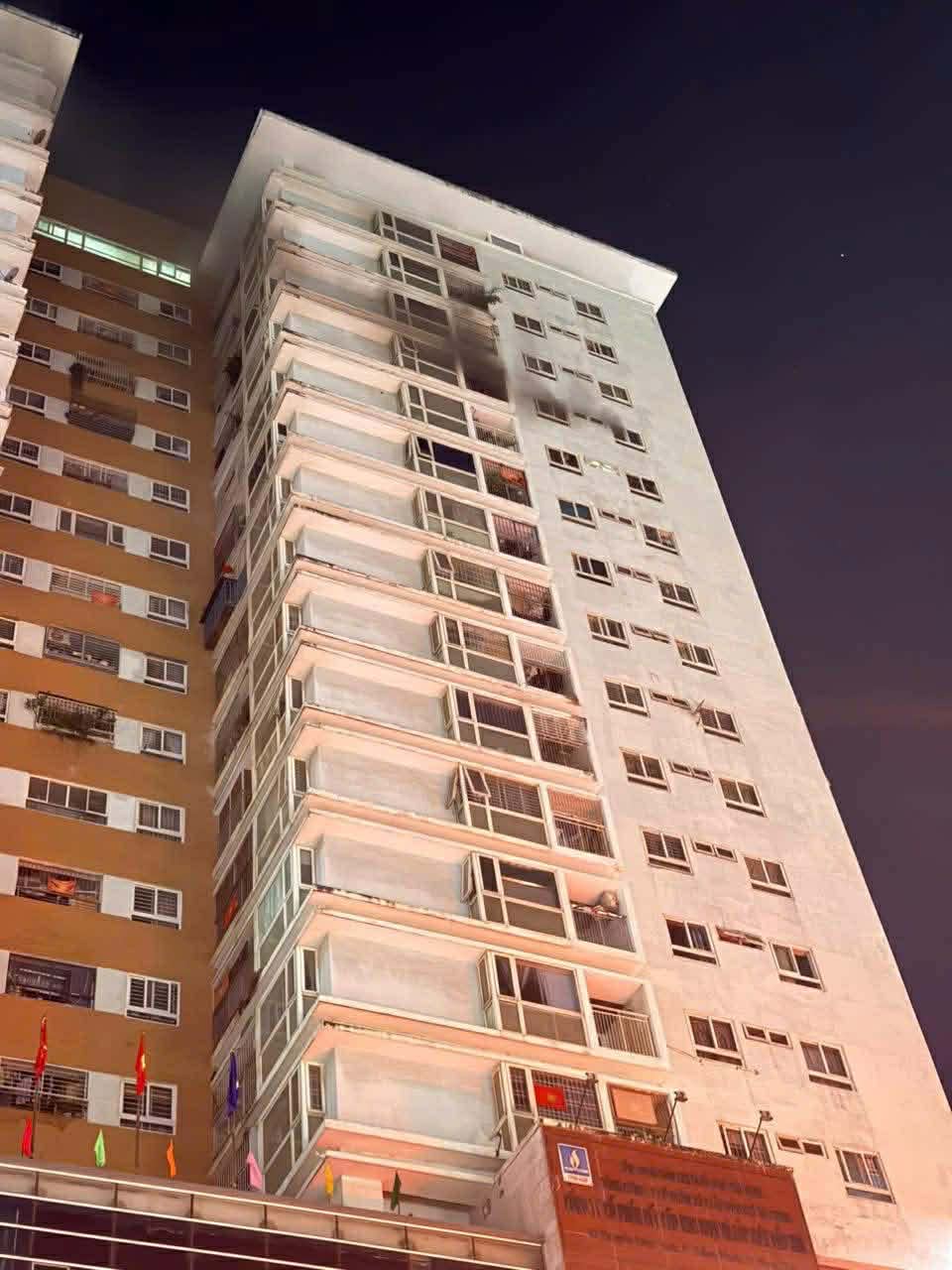 Ch&aacute;y chung cư tp . Hcm: Cư d&acirc;n hoảng loạn th&aacute;o chạy khỏi căn hộ tầng 16 - Ảnh 1.