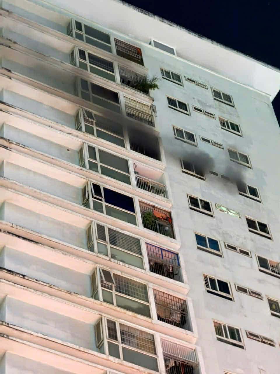 Ch&aacute;y chung cư tp . Hcm: Cư d&acirc;n hoảng loạn th&aacute;o chạy khỏi căn hộ tầng 16 - Ảnh 2.
