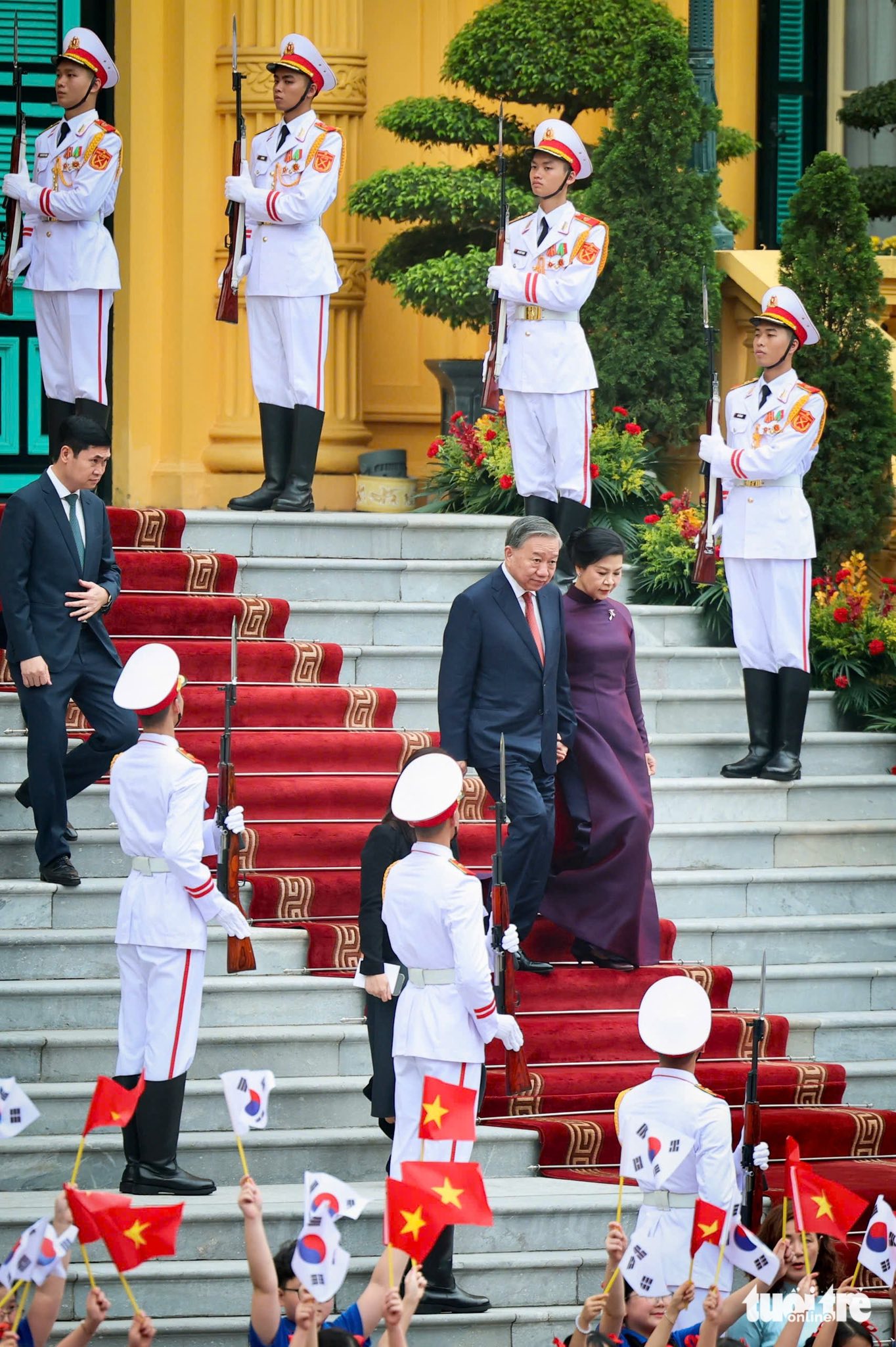 Phu nh&acirc;n Tổng B&iacute; thư, Chủ tịch nước T&ocirc; L&acirc;m tặng &Aacute;o d&agrave;i cho Phu nh&acirc;n Tổng thống H&agrave;n Quốc: Nhiều khung h&igrave;nh đẹp mỹ m&atilde;n trong chuyến thăm- Ảnh 1.