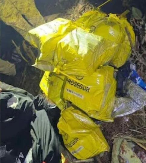 Rơi m&aacute;y bay chở tiền tại Paraguay: Hỗn loạn v&agrave; người d&acirc;n lấy đi triệu USD - Ảnh 2.