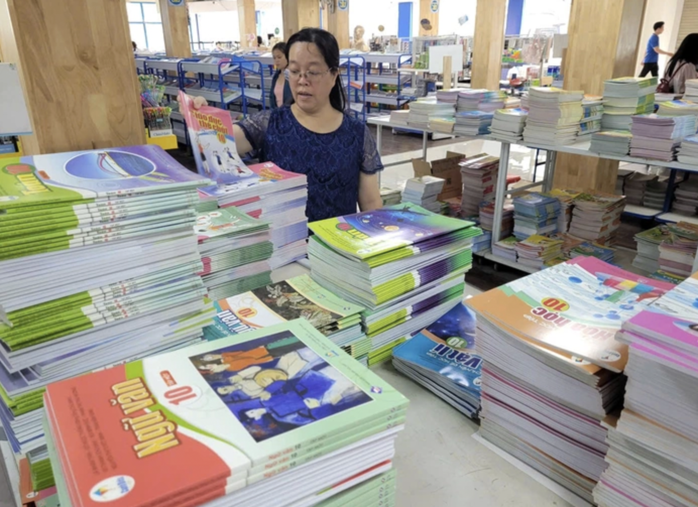 Đề nghị Bộ GD-ĐT l&agrave;m r&otilde; căn cứ của việc lựa chọn bộ s&aacute;ch gi&aacute;o khoa sử dụng thống nhất tr&ecirc;n to&agrave;n quốc - Ảnh 1.