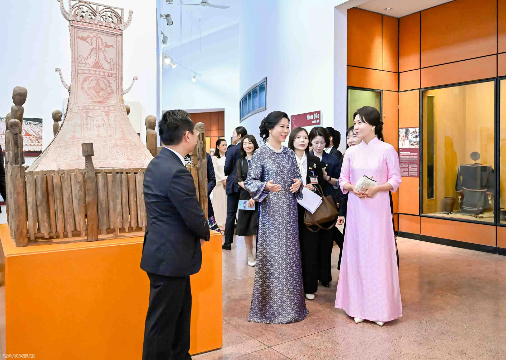 Phu nh&acirc;n Tổng B&iacute; thư, Chủ tịch nước T&ocirc; L&acirc;m tặng &Aacute;o d&agrave;i cho Phu nh&acirc;n Tổng thống H&agrave;n Quốc: Nhiều khung h&igrave;nh đẹp mỹ m&atilde;n trong chuyến thăm- Ảnh 9.