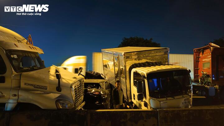 Tai nạn li&ecirc;n ho&agrave;n tr&ecirc;n cầu Ph&uacute; Mỹ: Xe Porsche v&agrave; 5 xe tải g&acirc;y &ugrave;n tắc nghi&ecirc;m trọng - Ảnh 3.