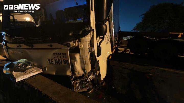 Tai nạn li&ecirc;n ho&agrave;n tr&ecirc;n cầu Ph&uacute; Mỹ: Xe Porsche v&agrave; 5 xe tải g&acirc;y &ugrave;n tắc nghi&ecirc;m trọng - Ảnh 2.