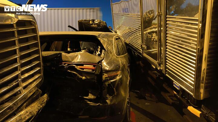 Tai nạn li&ecirc;n ho&agrave;n tr&ecirc;n cầu Ph&uacute; Mỹ: Xe Porsche v&agrave; 5 xe tải g&acirc;y &ugrave;n tắc nghi&ecirc;m trọng - Ảnh 1.