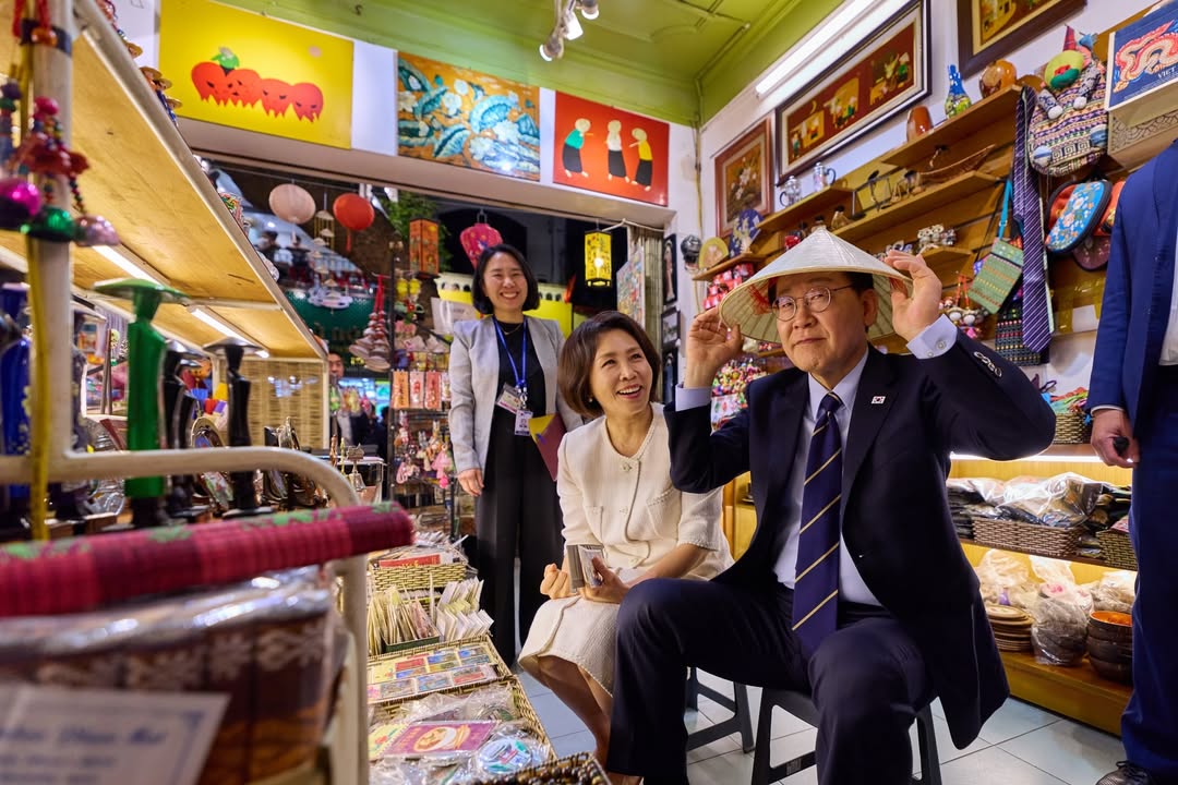 Chuyện t&igrave;nh l&atilde;ng mạn của Tổng thống H&agrave;n Quốc Lee Jae - myung v&agrave; phu nh&acirc;n Kim Hye - kyung - Ảnh 2.