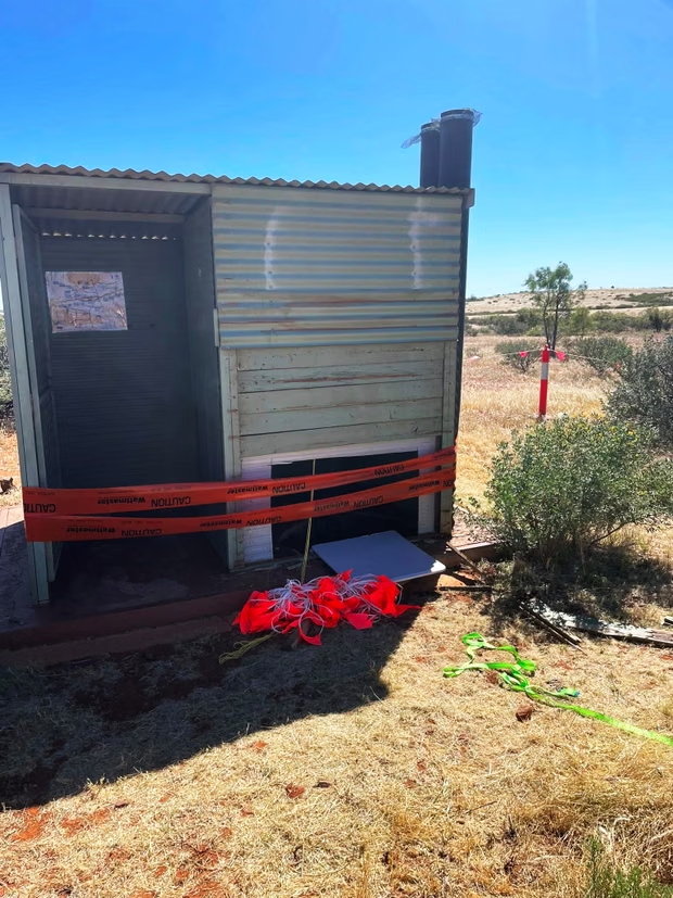 Du kh&aacute;ch mắc kẹt 3 giờ trong hố vệ sinh tại Australia: Sự cố hy hữu năm 2026 - Ảnh 2.