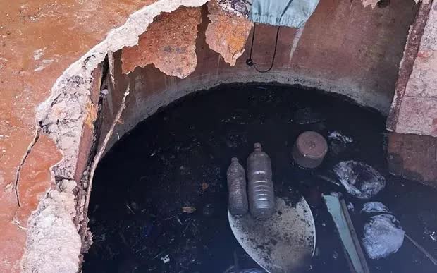 Du kh&aacute;ch mắc kẹt 3 giờ trong hố vệ sinh tại Australia: Sự cố hy hữu năm 2026 - Ảnh 1.