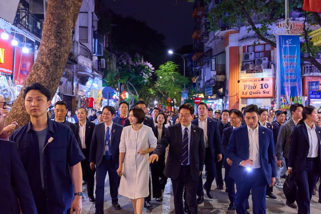 Chuyện t&igrave;nh l&atilde;ng mạn của Tổng thống H&agrave;n Quốc Lee Jae - myung v&agrave; phu nh&acirc;n Kim Hye - kyung - Ảnh 1.