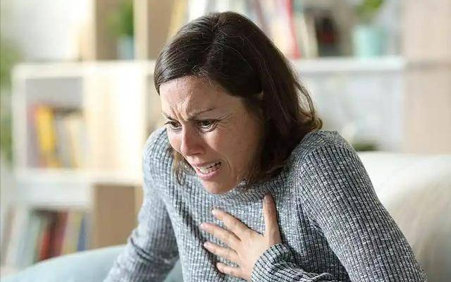 Những ai kh&ocirc;ng n&ecirc;n uống nước l&aacute; t&iacute;a t&ocirc;? - Ảnh 1.