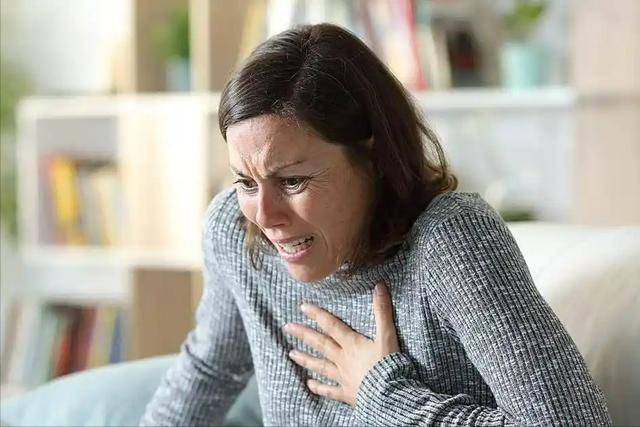 T&iacute;n hiệu nguy hiểm nhất của nhồi m&aacute;u cơ tim kh&ocirc;ng phải đau ngực, m&agrave; l&agrave; 4 triệu chứng xuất hiện thường xuy&ecirc;n n&agrave;y - Ảnh 4.