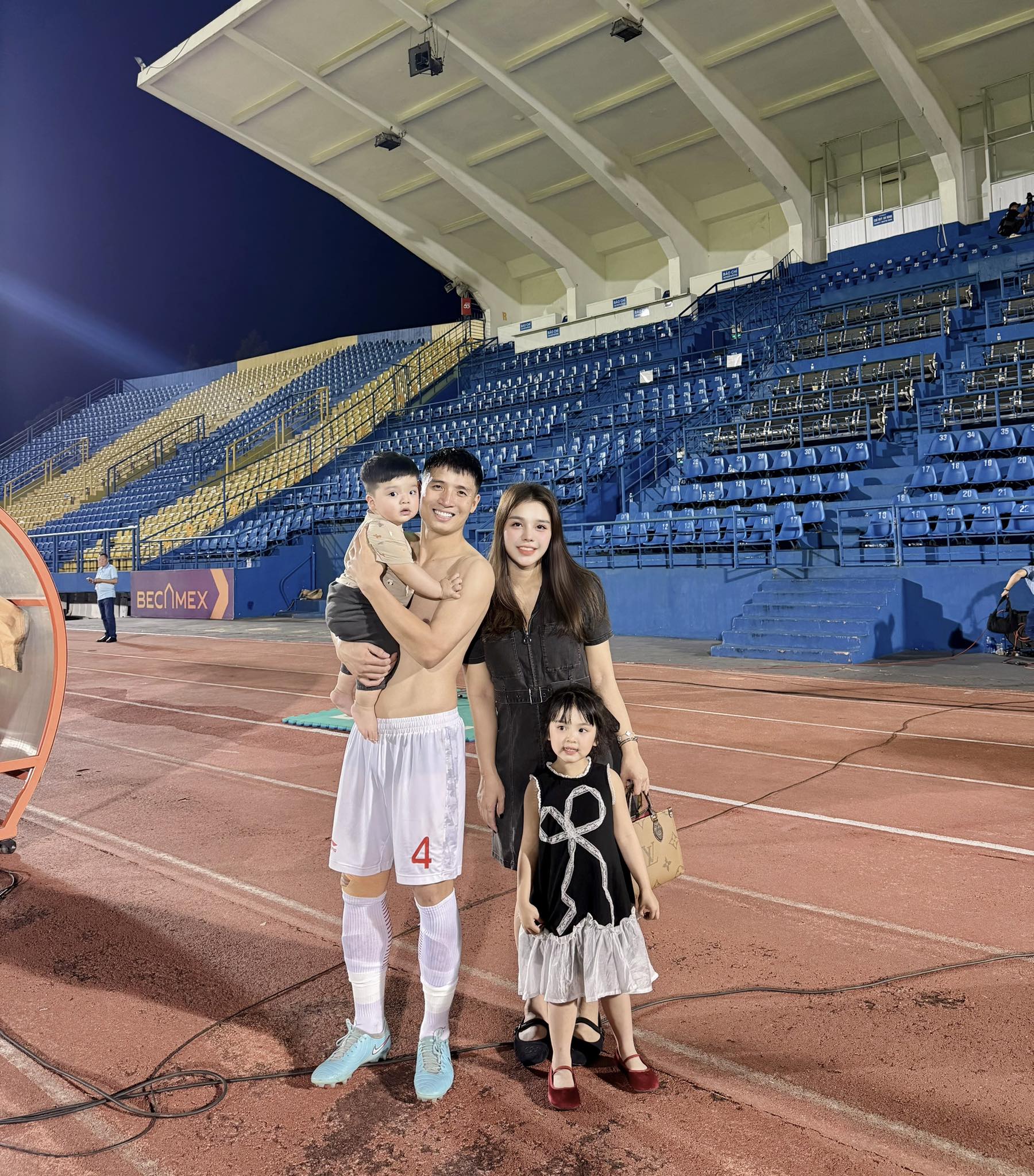 B&ugrave;i Tiến Dũng tổ chức sinh nhật cho con trai Nhật Vượng: Khoảnh khắc đ&aacute;ng y&ecirc;u của mẹ v&agrave; b&eacute; - Ảnh 4.