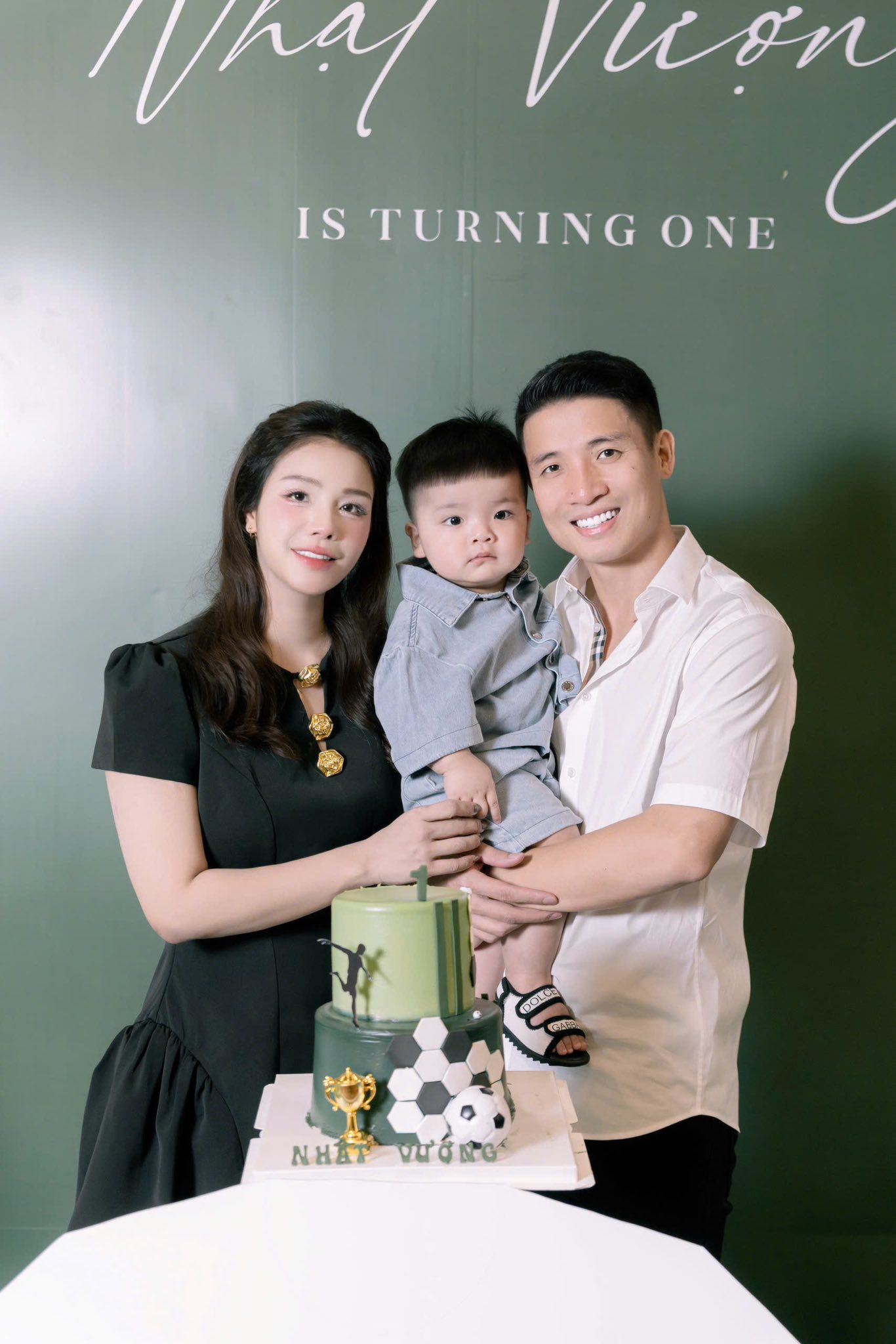 B&ugrave;i Tiến Dũng tổ chức sinh nhật cho con trai Nhật Vượng: Khoảnh khắc đ&aacute;ng y&ecirc;u của mẹ v&agrave; b&eacute; - Ảnh 1.