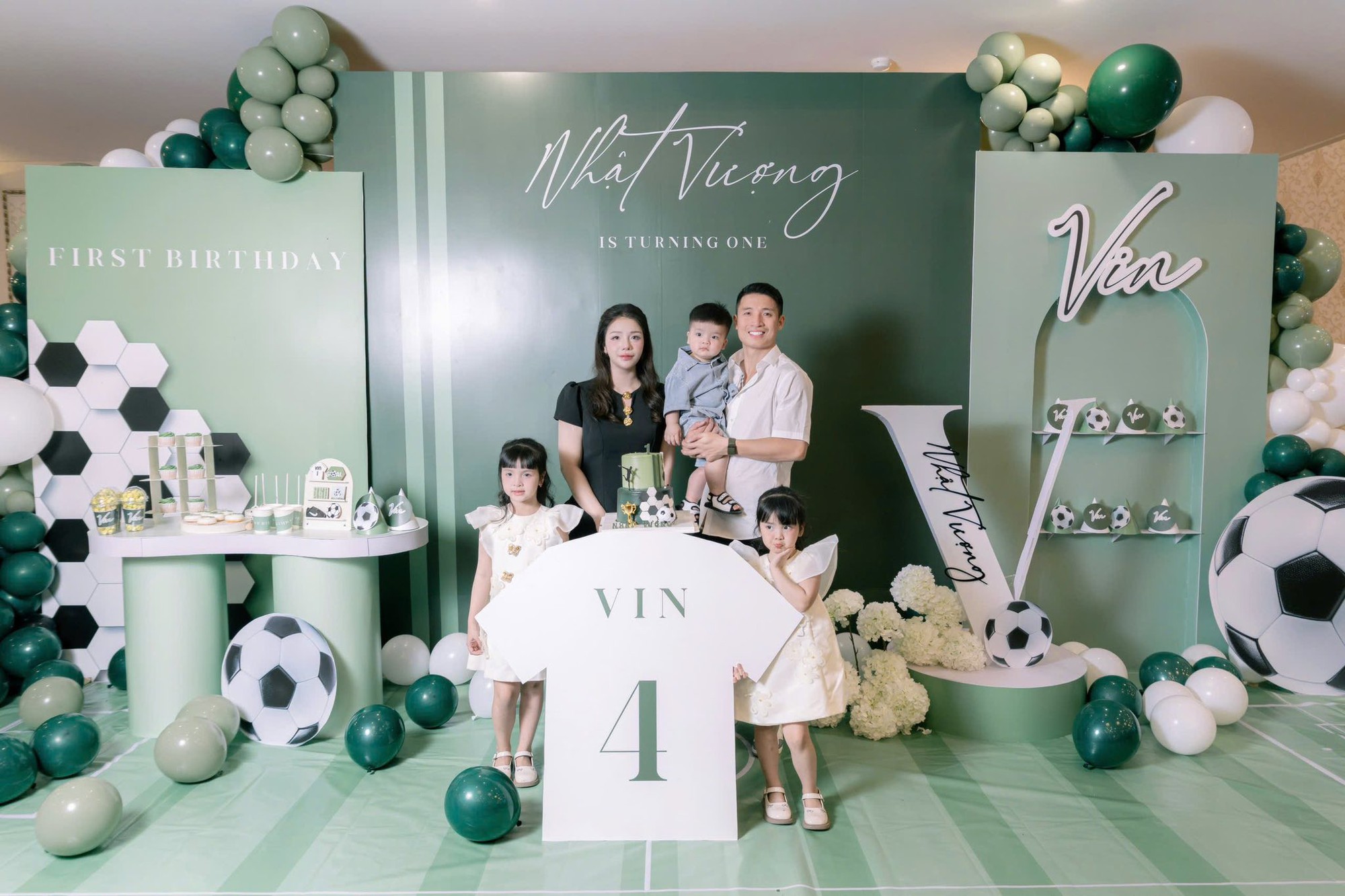 B&ugrave;i Tiến Dũng tổ chức sinh nhật cho con trai Nhật Vượng: Khoảnh khắc đ&aacute;ng y&ecirc;u của mẹ v&agrave; b&eacute; - Ảnh 2.