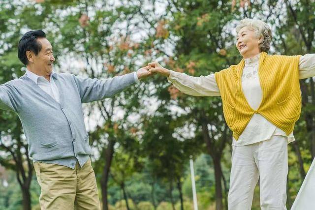 Sau 60 tuổi, kh&ocirc;ng phải cứ tập thể dục, uống nhiều nước l&agrave; đủ! Đừng bỏ qua 4 nguy&ecirc;n tắc k&eacute;o d&agrave;i tuổi thọ n&agrave;y - Ảnh 1.