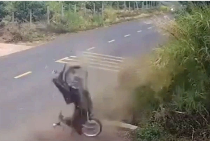 Cục CSGT c&ocirc;ng bố video tai nạn giao th&ocirc;ng g&acirc;y tử vong cho nam sinh Đắk Lắk - Ảnh 1.