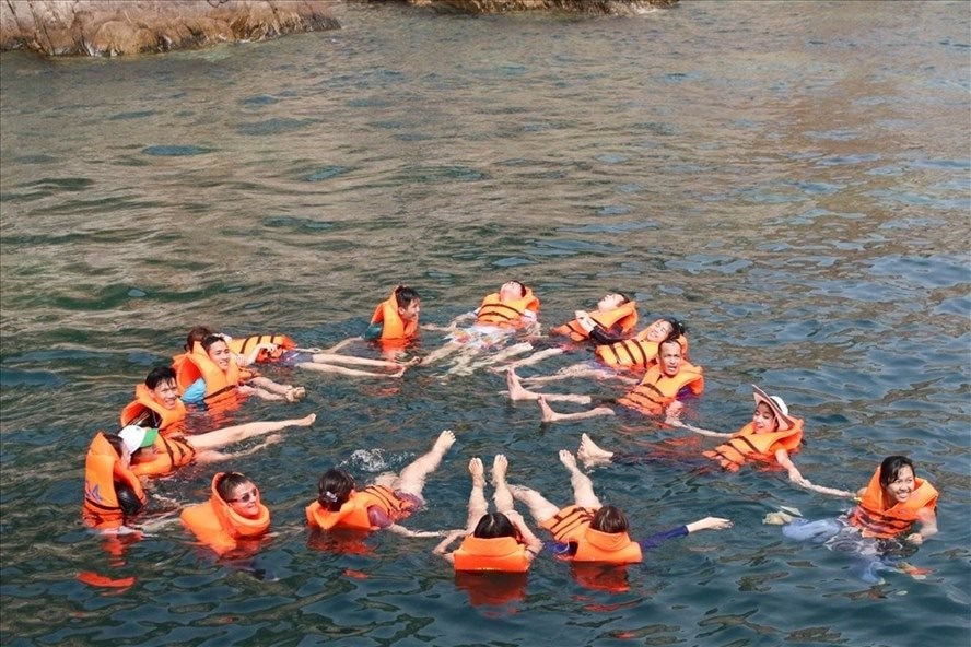 Lời khuy&ecirc;n của C&ocirc;ng an tr&aacute;nh lừa đảo du lịch cho người d&acirc;n trong kỳ nghỉ h&egrave; 2026 - Ảnh 1.