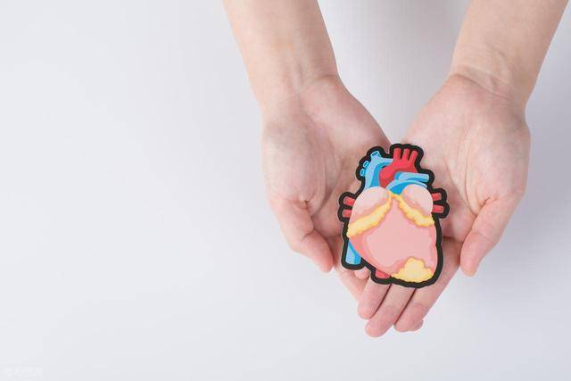 T&iacute;n hiệu nguy hiểm nhất của nhồi m&aacute;u cơ tim kh&ocirc;ng phải đau ngực, m&agrave; l&agrave; 4 triệu chứng xuất hiện thường xuy&ecirc;n n&agrave;y - Ảnh 2.