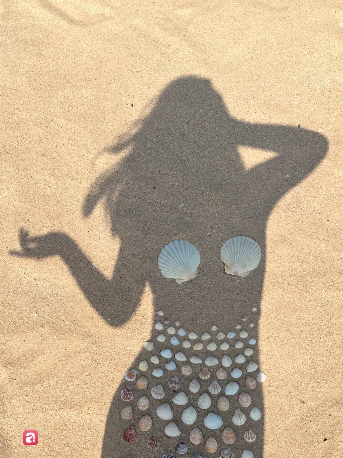 Hội m&ecirc; chụp ảnh b&agrave;y bạn loạt c&aacute;ch &ldquo;giấu mặt&rdquo; khi đi biển: Kh&ocirc;ng lộ diện vẫn c&oacute; ảnh xinh hết nấc - Ảnh 2.