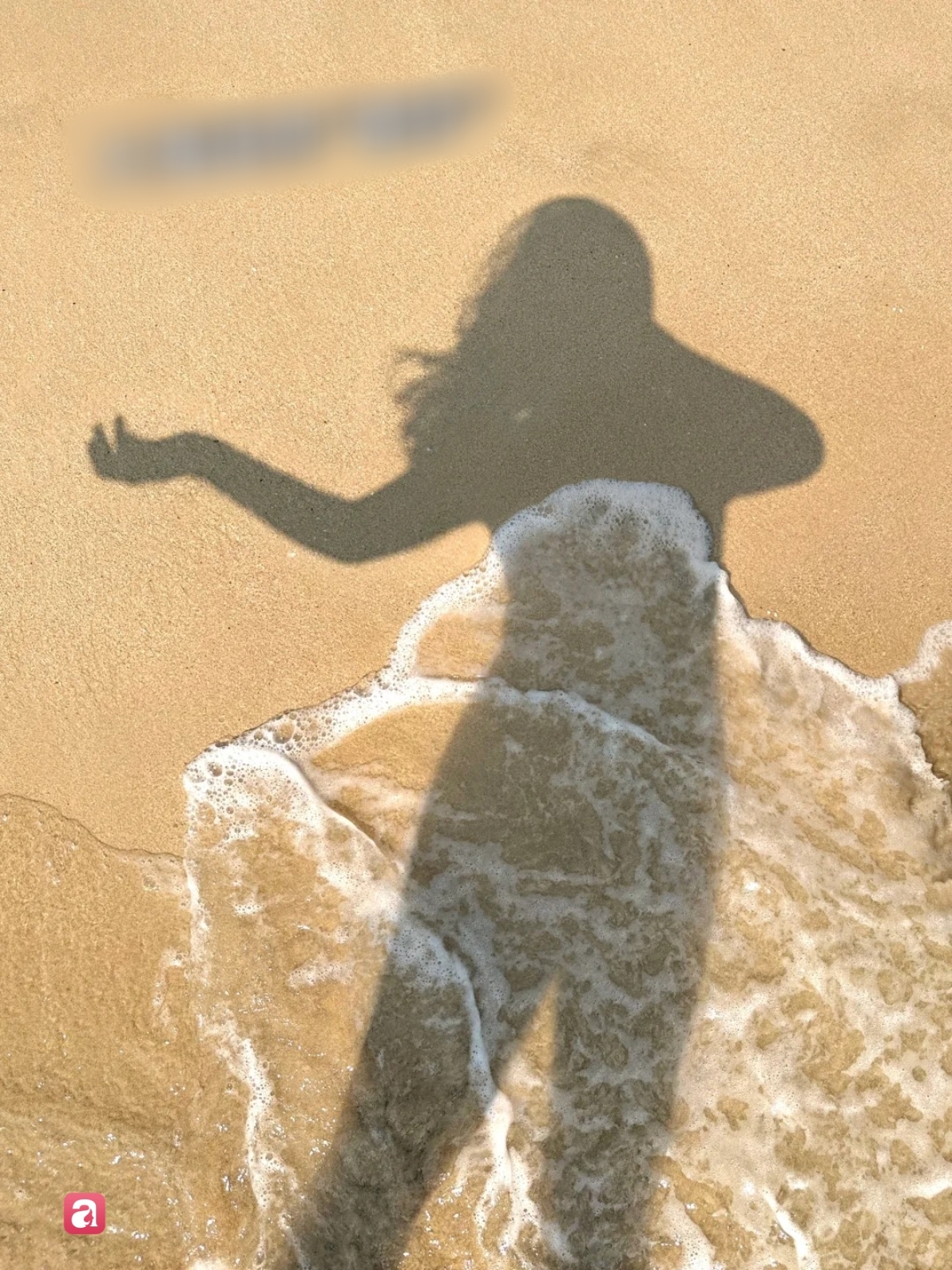 Hội m&ecirc; chụp ảnh b&agrave;y bạn loạt c&aacute;ch &ldquo;giấu mặt&rdquo; khi đi biển: Kh&ocirc;ng lộ diện vẫn c&oacute; ảnh xinh hết nấc - Ảnh 1.