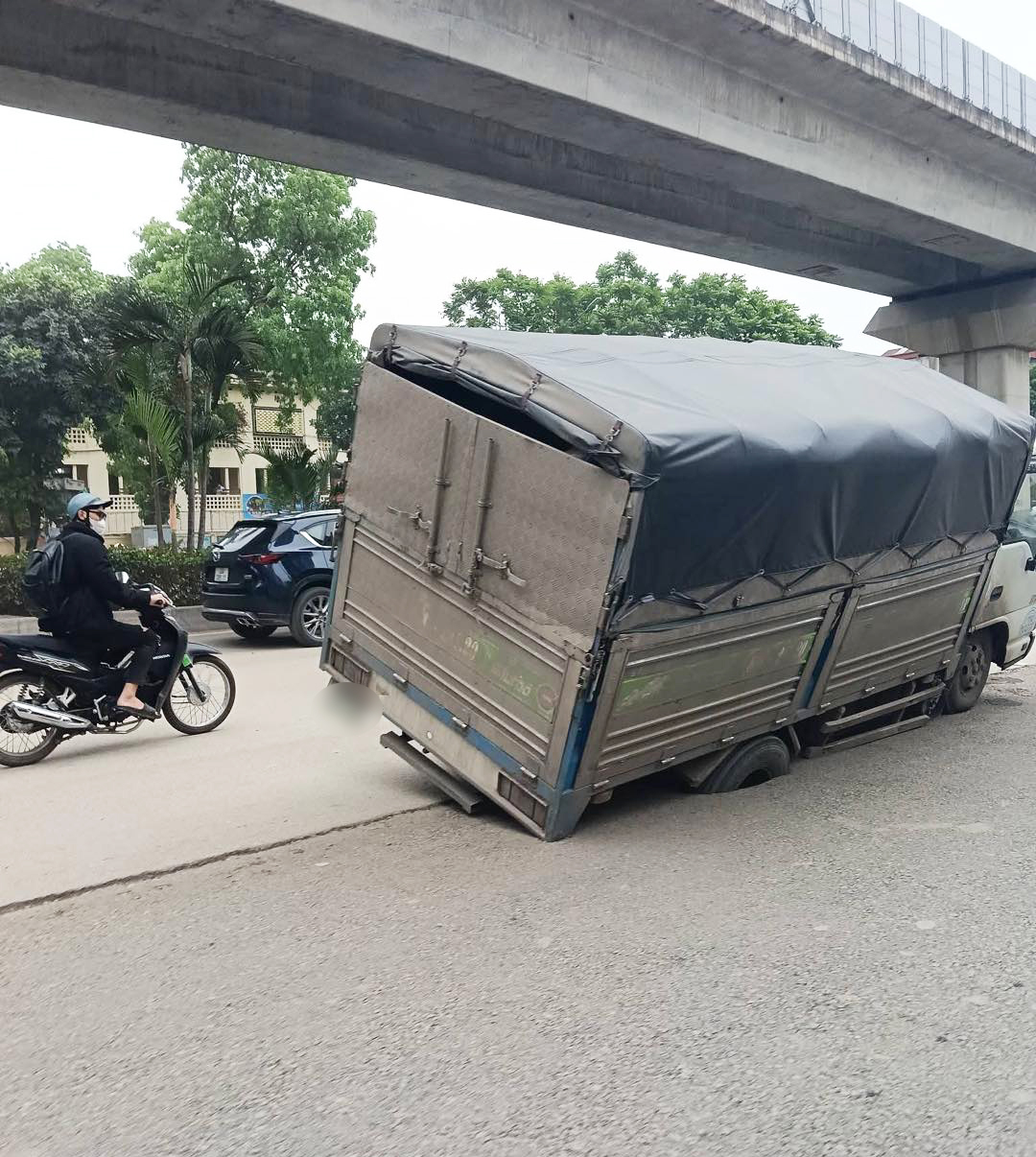 Nguy&ecirc;n nh&acirc;n &ocirc; t&ocirc; tụt b&aacute;nh tr&ecirc;n đường Khuất Duy Tiến tại H&agrave; Nội S&aacute;ng 24/4 - Ảnh 2.