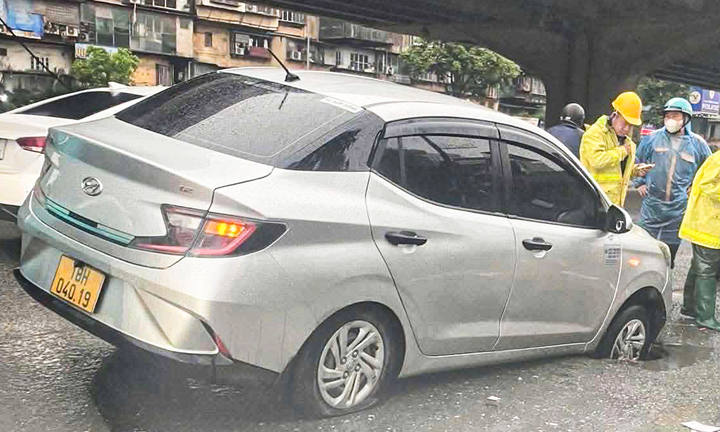 Sụt hố H&agrave; Nội: Taxi mắc kẹt giữa đường g&acirc;y &ugrave;n ứ cục bộ S&aacute;ng 24 / 4 - Ảnh 1.