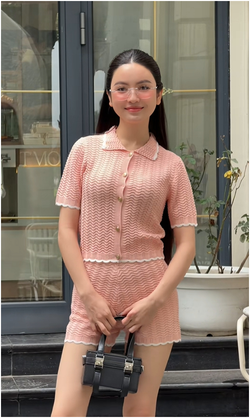 Bộ đồ đi chơi lễ cho mẹ v&agrave; b&eacute;: Chu Thanh Huyền g&acirc;y tranh c&atilde;i tr&ecirc;n TikTok - Ảnh 4.