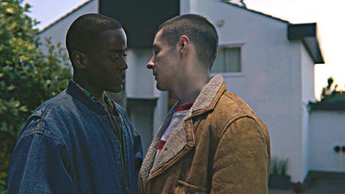 Xem phim Sex Education, t&ocirc;i điếng người rồi bật kh&oacute;c: Gần 40 tuổi, con trai vẫn c&ocirc; đơn c&oacute; lẽ v&igrave; mẹ - Ảnh 1.