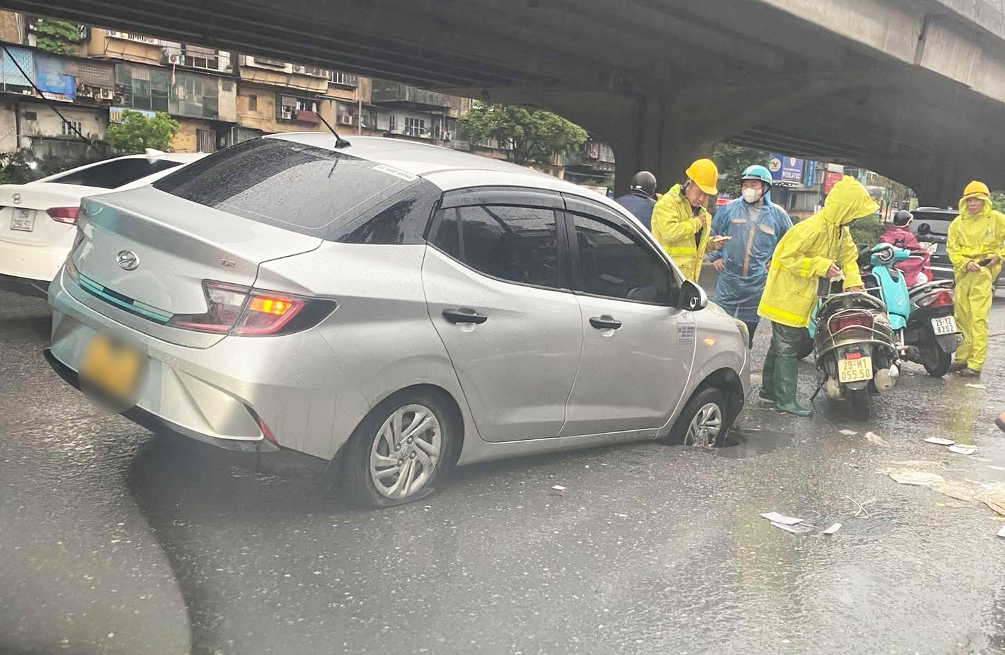 Nguy&ecirc;n nh&acirc;n &ocirc; t&ocirc; tụt b&aacute;nh tr&ecirc;n đường Khuất Duy Tiến tại H&agrave; Nội S&aacute;ng 24/4 - Ảnh 1.
