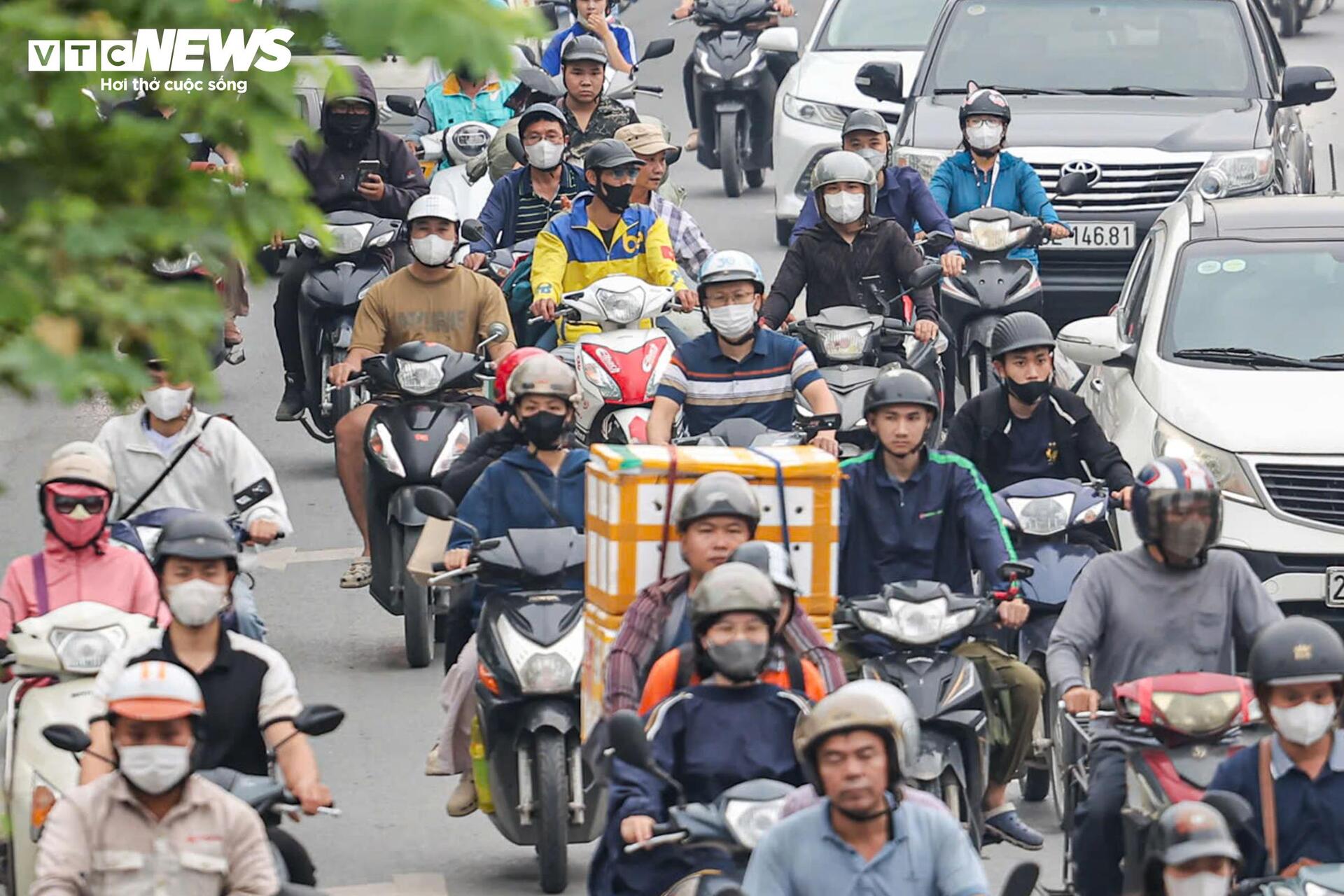 Người d&acirc;n &ugrave;n &ugrave;n rời H&agrave; Nội nghỉ lễ Giỗ Tổ, &ugrave;n tắc giao th&ocirc;ng k&eacute;o d&agrave;i - Ảnh 19.